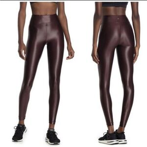 Koral leggings lustrous in Bordeaux.